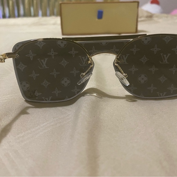 Louis Vuitton sunglasses - Picture 2 of 8